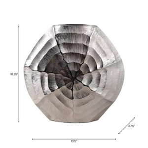 Vase de table en métal contemporain de valeur, fait main, design géométrique, finition argentée, sculpture décorative, hauteur 39 cm - Product Image 1