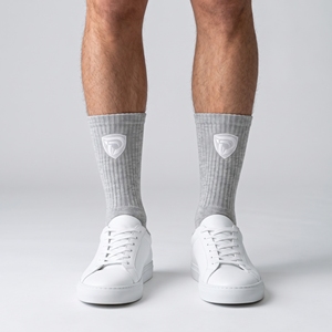 Calcetines grises con logo blanco en el puño, transpirables, de punto, para uso casual, para adultos. - Product Image 3