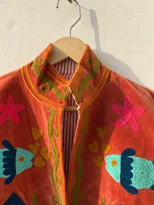 Chaqueta Suzani de Terciopelo Naranja Quemado con Bordado de Tigres Gemelos, Diseño Colorido Bohemio, Manga Larga, Ropa Exterior de Otoño para Mujer - Product Image 3