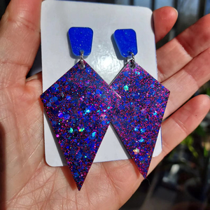 Boucles d'oreilles tendance en résine bleue avec strass et pendentif losange, design exquis, technique de découpe en plastique - Product Image 1