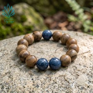 Bracelet tendance en bois d'agar vietnamien fait main AL-SX-0007-12 avec 3 perles de corail fossile bleu et 12 perles de bois d'agar naturel de 12 mm - Product Image 4
