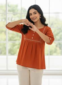Haut fantaisie brodé orange rouille pour femme, en coton doux, longueur standard, col cœur, manches trois quarts, entièrement cousu, style ethnique - Product Image 2