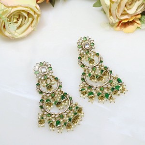 Boucles d'oreilles de mariage pour femme plaquées or, style lustre, avec pierres de cristal Kundan, en laiton plaqué argent, parfaites pour les soirées, tendance - Product Image 1