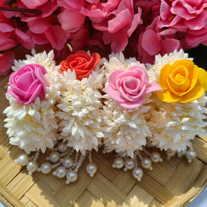 Bracelet artificiel en jasmin Gajra avec perles Latkan, accessoire de poignet pour Nikah, Mayoon, Walima, cadeaux pour demoiselles d'honneur, bijoux floraux - Product Image 1