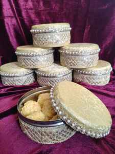 Boîte à Ladoo de Luxe en Acier Inoxydable Brocart avec Décoration de Perles – Boîte à Fruits Secs et Sucrés pour Cadeau de Mariage Indien (250g / 500g) - Product Image 2