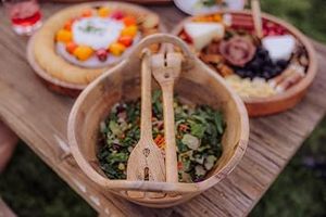 Bol de service en bois fait main avec poignées et cuillères, design en bois naturel, pour servir les aliments, décoration intérieure, bol en bois pour la cuisine - Product Image 2