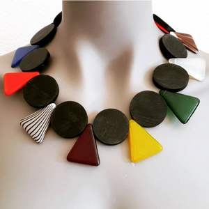 Collier en résine et bois avec touche artistique de luxe, accessoire de mode - Product Image 1