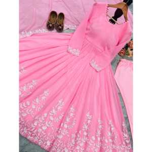 Robe de soirée XL de créateur avec pendentif et dupatta, look élégant - Product Image 1