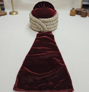 Pagdi traditionnel indien pour marié en velours marron royal avec broderie Zardosi riche et Kalgi décoratif en or motif paon pour mariage - Product Image 3