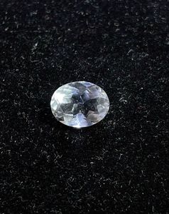 Ópalo hialita facetado, corte ovalado natural, piedra que cambia de color de blanco a verde. - Product Image 1