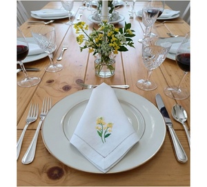 Serviette de table personnalisée en coton brodé motif fleur de moutarde jaune 50x50cm, ourlet festonné, lavable en machine, délavée à la pierre, durable, vente en gros - Product Image 1