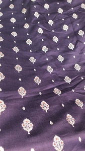 Tissu en soie jacquard floral Banarasi opulent avec accents en feuille dorée — Matière tissée haut de gamme pour les saris festifs - Product Image 2