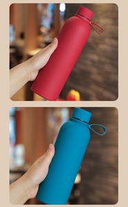 Bouteille d'eau de sport écologique en acier inoxydable à isolation sous vide, avec revêtement en caoutchouc, pour boissons chaudes et froides - Product Image 5