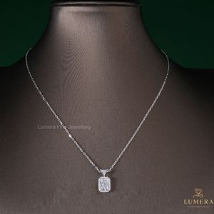 จี้เพชรทรงรัศมี 14K ทองคำแท้ พร้อมเพชรแล็บโกรว์ IGI Certified ประดับด้วยเพชรรอบวงและตัวจับรูปสามเหลี่ยม เครื่องประดับสไตล์ร่วมสมัย - Product Image 1