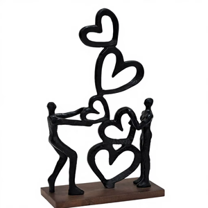 Sculpture artisanale en aluminium noir de couple avec cœurs montants, statue abstraite de l'amour sur socle en bois, décoration artistique moderne pour anniversaire - Product Image 1