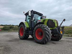 Tractor agrícola Claas 4WD con motor de 85HP y sistema de transmisión por engranajes diseñado para trabajos agrícolas pesados y máxima eficiencia de combustible. - Product Image 1
