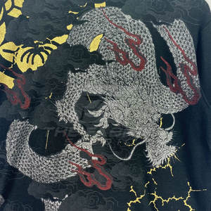 Chaqueta Sukajan de moda moderna para hombre, cómoda, ligera, de tela satinada con un elegante diseño bordado. - Product Image 4