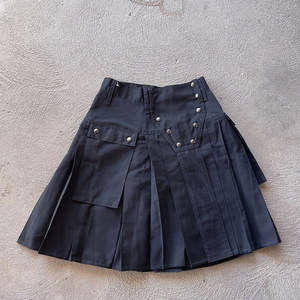 Jupe plissée noire pour femmes et jeunes filles, style traditionnel Highland, avec poches cargo robustes et résistantes - Product Image 1