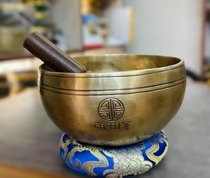 Bol chantant artisanal en laiton avec marteau en bois et coussin brodé bleu et or, bol sonore traditionnel pour la méditation et le yoga - Product Image 5