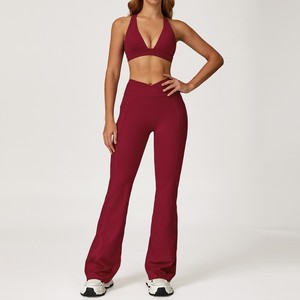 Ensemble de yoga noir sans coutures, haut court à bretelles en V, short taille haute avec poches, extensible dans quatre directions, 100% polyester respirant, 3 pièces - Product Image 4