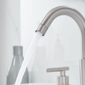 Grifo de Baño de Arco Medio de 8 Pulgadas con 2 Manijas, Acabado en Níquel Cepillado, con Válvula y Líneas de Suministro de Agua con Certificación CUPC - Product Image 5
