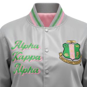 Chaqueta Bomber Plateada Satinada Unisex con Ribete Rosa y Verde, Bordado Chenille con Letras Griegas, Estilo Universitario Premium, Transpirable y Acabada - Product Image 3