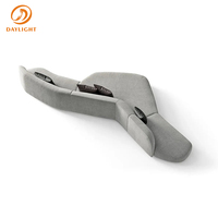 Canapé blanc moderne de luxe avec une silhouette longue en forme de ruban/arc et des lignes minimalistes et épurées, canapé de salon haut de gamme