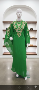 Élégance émeraude : Kaftan en soie verte orné à la main avec des broderies florales dorées complexes et des manches fluides de style kimono royal - Product Image 2