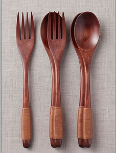 Juego de cubiertos de madera rojo marrón con mango envuelto en cuerda, utensilios reutilizables para uso en camping y uso doméstico. - Product Image 1