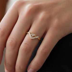 แหวนมอสซาไนต์ทรงกลมชุบทองคำสีกุหลาบ ดีไซน์เรียบหรูไม่ซ้ำใคร สำหรับเงินแท้ 925 ของแท้ ของขวัญแทนใจสำหรับคนรัก - Product Image 5