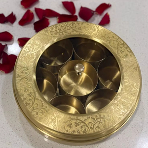 Caja decorativa de latón para especias con recipientes interiores para almacenar condimentos y servir en la cocina tradicional. - Product Image 1