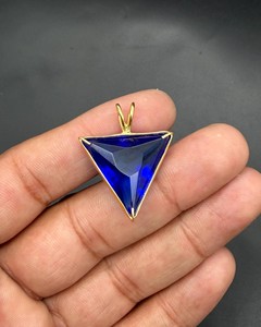 Collier pendentif triangle en quartz bleu plaqué or, bijou minimaliste en cristal, pierre énergétique de guérison, cadeau pour femme - Product Image 2