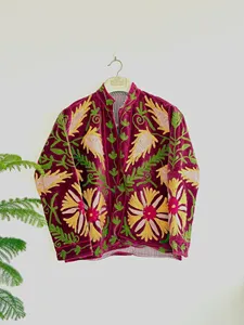 Veste Suzani brodée bohème violette à motif floral, manches longues, col montant, vêtements d'extérieur pour femmes pour l'hiver - Product Image 1