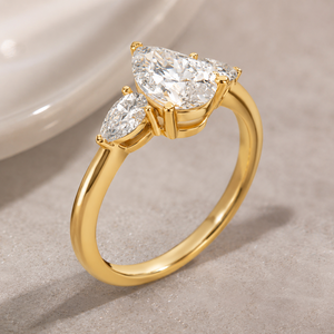 Bague de fiançailles de luxe en or jaune 10K/14K/18K et argent 925 avec trois diamants de laboratoire taille poire – Bijou de mariage élégant - Product Image 1