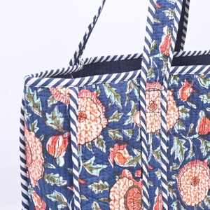 Sac fourre-tout en coton matelassé à motif floral marine avec bordure rayée, ouverture supérieure, pour le shopping, la plage et les voyages - Product Image 4