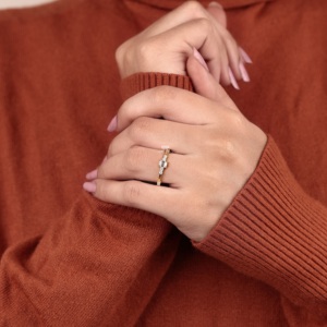 แหวนหมั้นเพชรทรงเอเมอรัลด์คัท ผลิตในห้องปฏิบัติการ ทอง 14K ดีไซน์เรียบหรู แหวนแต่งงานแบบเรียบง่าย วงแหวนบางเฉียบ แหวนสัญญา หรูหรา รับรองคุณภาพ - Product Image 2