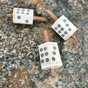 ลูกเต๋าทำมือสไตล์ไวกิ้ง/ยุคกลาง งานฝีมือชั้นเยี่ยม หนา 3/4 นิ้ว สินค้ามาใหม่ - Product Image 1