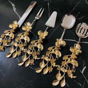 Juego de Cubiertos Metálicos con Diseño Floral y Mangos Bañados en Oro para Uso Decorativo en Bodas - Product Image 6