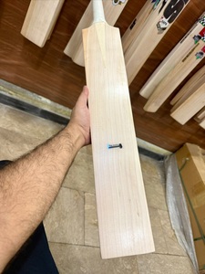 Batte de cricket Hoserz International de qualité supérieure, en saule anglais, légère, de qualité professionnelle, fabriquée à la main, pour le cricket à balle dure, 38/40 mm - Product Image 1