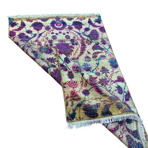Tapis d'appoint botanique moderne vintage vieilli - Tapis floral magenta et vert sarcelle avec franges, effet soyeux or champagne - Product Image 4