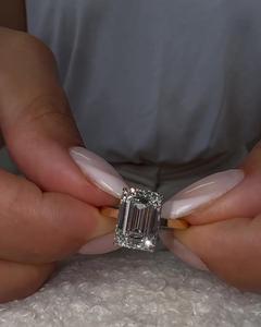 Bagues de fiançailles en or 14K 18K avec diamant de laboratoire certifié IGI de 4 carats taille émeraude, sertis à griffes, halo dissimulé, et alliances de 2mm en forme de cigare, directement de l'usine - Product Image 4