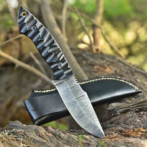 Couteau de chasse et utilitaire à lame fixe en acier Damas fait main, pointe tombante, manche en bois, étui en cuir, style industriel droit - Product Image 5