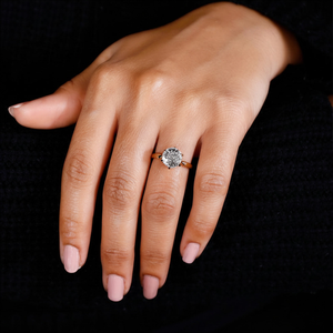 Anillo de Compromiso con Diamante Solitario de Corte Ovalado, Oro Blanco de 14K, Anillo de Novia Minimalista para Mujer - Product Image 5