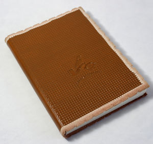 สมุดบันทึกปกหนังแพะ TC  ทำจากกระดาษรีไซเคิลฝ้ายสีน้ำตาล  แบบเย็บแข็ง  ลายปั๊มนูน  สำหรับธุรกิจ - Product Image 2