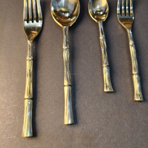 Ensemble de couverts en acier inoxydable argenté de style bambou, 4 pièces, comprenant une fourchette à dîner, une cuillère à salade, une cuillère à café et une fourchette à dessert. - Product Image 4