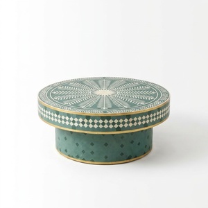 Mesa de Centro de Lujo con Incrustaciones de Hueso en Blanco y Negro, Mesa Redonda Hecha a Mano con Base de Pedestal de Latón Antiguo Cepillado - Product Image 2