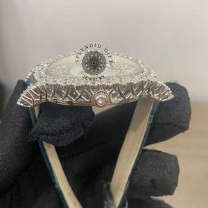 Splendide montre de luxe pour homme à quartz analogique avec boîtier en moissanite diamantée, chiffres romains, fermoir caché, verre saphir 28 mm, mouvement ETA - Product Image 2
