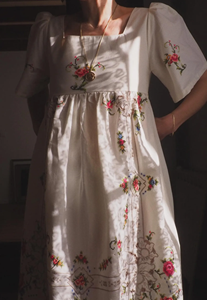 Vestido Maxi de Algodón Blanco Bordado con Flores Hecho a Mano, Ropa Étnica Elegante con Mangas con Volantes y Detalles de Bordado Intrincado - Product Image 2