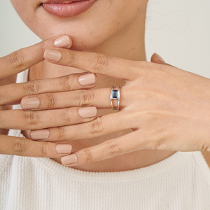 Bague double bande en or blanc pur 14 carats avec saphir bleu fin, pierre de naissance de septembre, bijoux simples, vente en gros, fabricant - Product Image 4