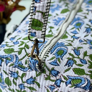 Sac de voyage à bandoulière imprimé floral avec fermeture éclair, style décontracté, design léger, motif bleu-vert - Product Image 4
